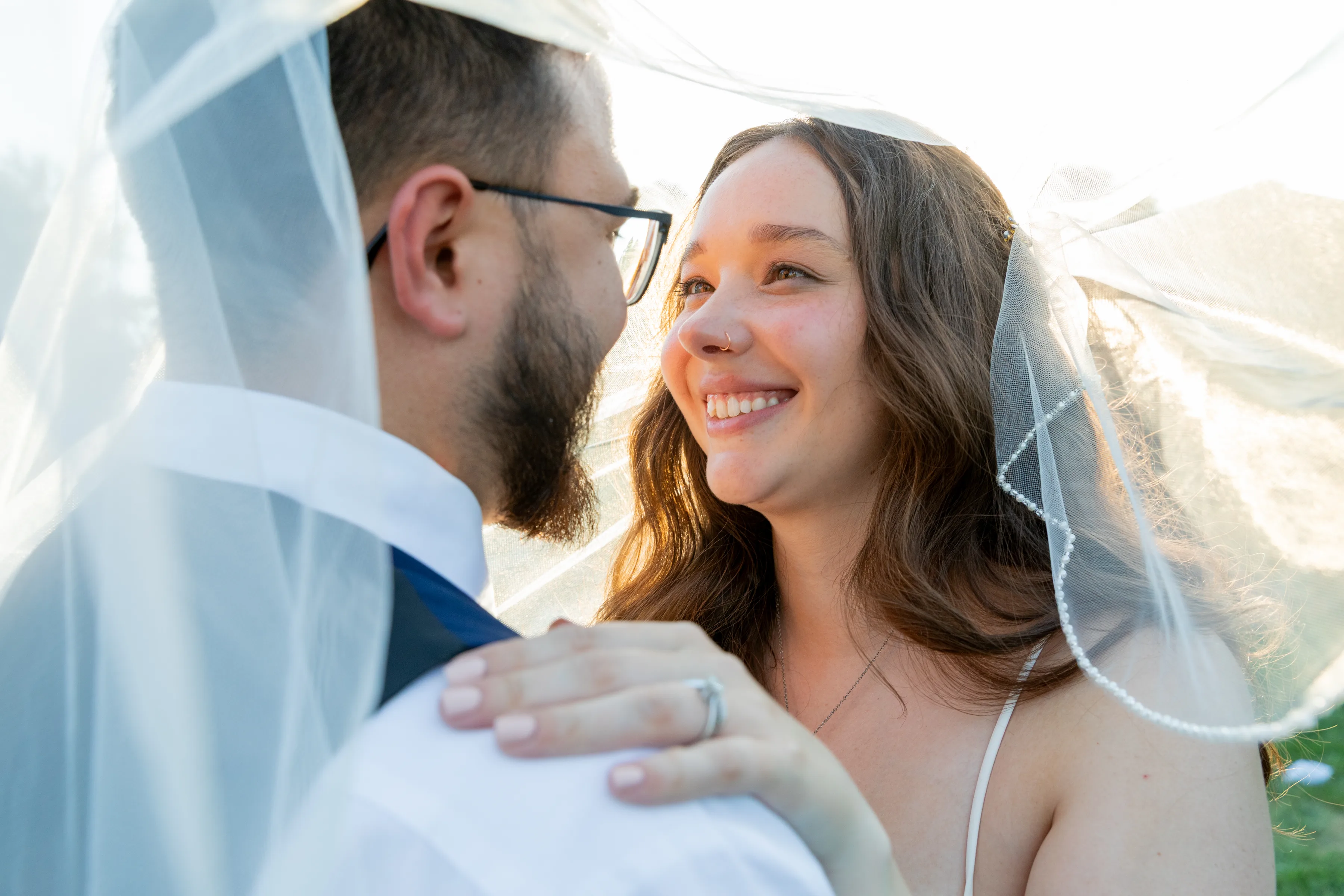 8 Creative First Look Photos To Inspire You In 2026 (Wedding Tips)
